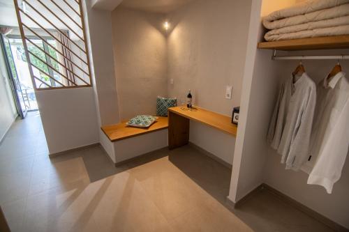 spogliatoio con panca e finestra di Villa Anni a Città di Skiathos