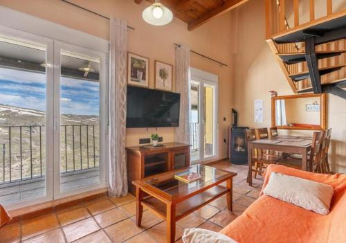 ein Wohnzimmer mit Sofa und Tisch in der Unterkunft Vista Nevada Ski Lodge in Sierra Nevada