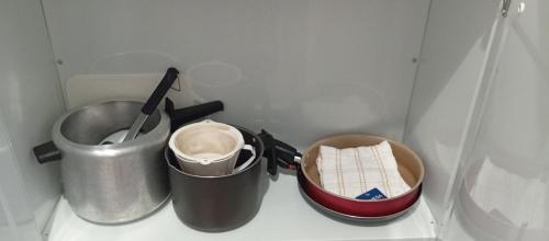 two trash cans sitting on a counter in a kitchen at Casa de férias Pôr do Sol 2 in Presidente Epitácio