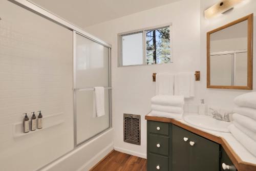 Ένα μπάνιο στο The Wilkie Cabin #339