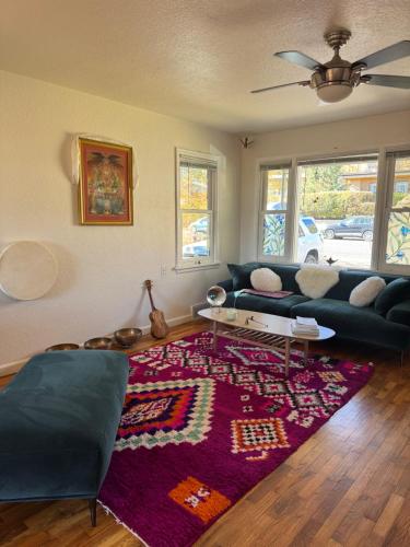 Posezení v ubytování Temple Of Divine Light