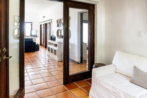 Ένα ή περισσότερα κρεβάτια σε δωμάτιο στο Kyo I Rustic Villa Beach/Golf Paradise in Rio Mar