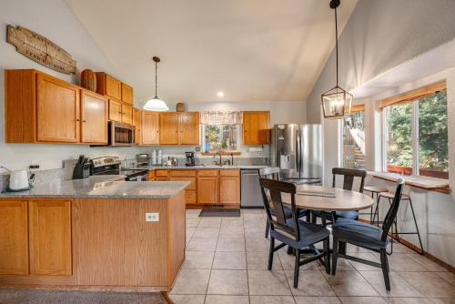 Kuchyň nebo kuchyňský kout v ubytování Modern Mountain Cabin, Fireplace, Deck with Deer Views, Near Wolf Center