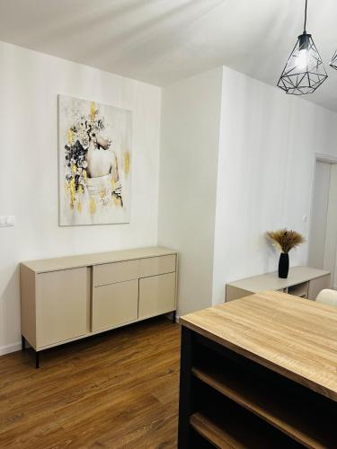 een woonkamer met een dressoir en een schilderij aan de muur bij Cozy home in Galanta in Galanta