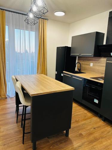 een keuken met een tafel en een aanrechtblad bij Cozy home in Galanta in Galanta