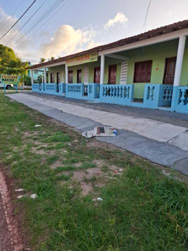 una calle vacía frente a un edificio en Pousada Marudá, en Marapanim