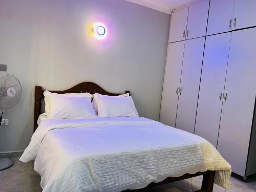 Postel nebo postele na pokoji v ubytování Gulshan Homes Muyenga