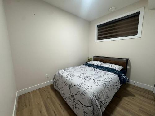Un dormitorio pequeño con una cama y una ventana. en 1BHK, Close to Whyte ave, Downtown, UOFA 10633, en Edmonton