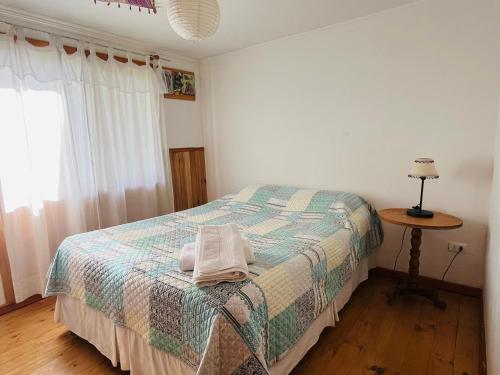 Postel nebo postele na pokoji v ubytování Casa con orilla de río y vista a los volcanes