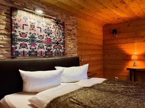 Postel nebo postele na pokoji v ubytování Wolfstein - Le Boutique Hotel