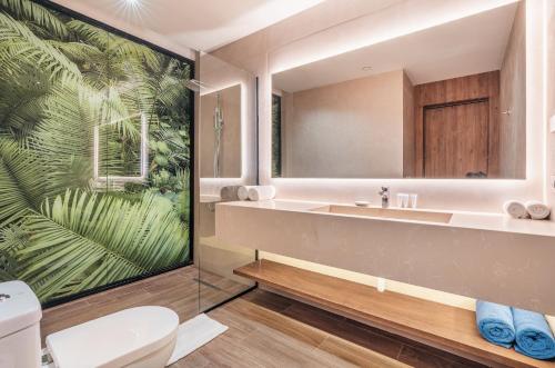 Ένα μπάνιο στο Probar Suites Punta Cana