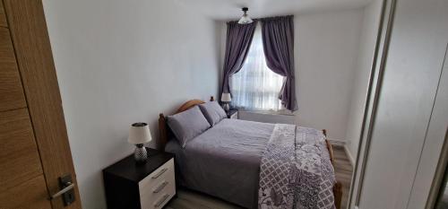 En eller flere senge i et værelse på Home for the Holidays