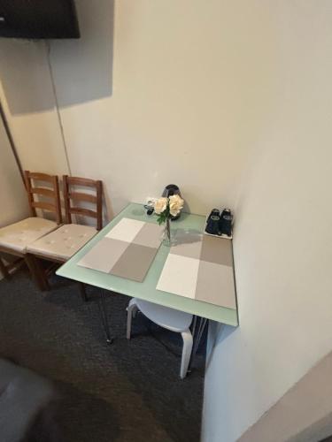 een groene tafel met een vaas met bloemen erop bij CityGate Kraków in Krakau