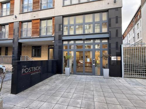 Modern City-Centre Flat with Porch photo 7