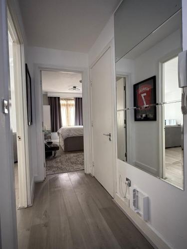 Modern City-Centre Flat with Porch photo 8