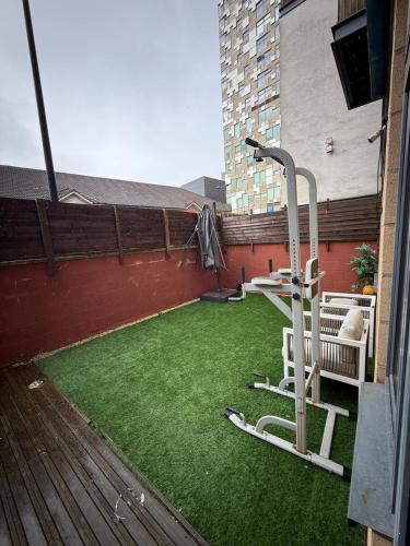 Modern City-Centre Flat with Porch photo 10