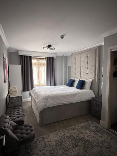 Modern City-Centre Flat with Porch photo 3