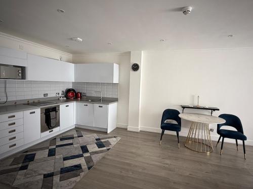Modern City-Centre Flat with Porch photo 9