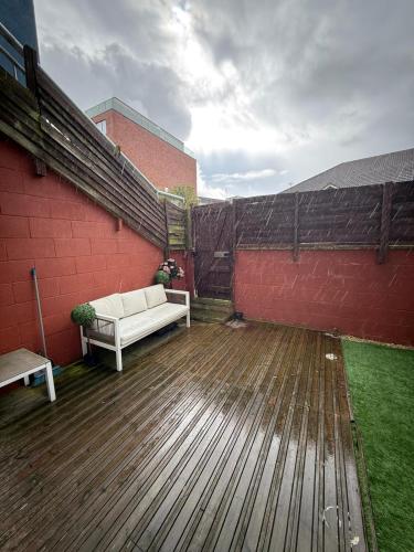 Modern City-Centre Flat with Porch photo 11