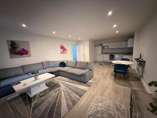 Modern City-Centre Flat with Porch photo 5