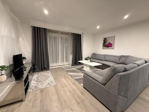 Modern City-Centre Flat with Porch photo 6