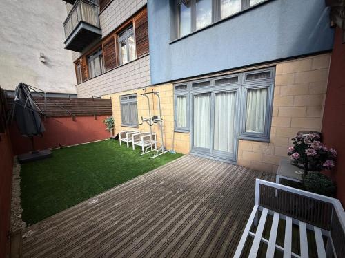 Modern City-Centre Flat with Porch photo 13