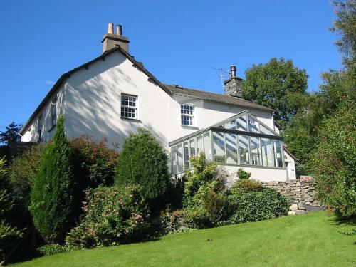 een groot wit huis met ramen en een tuin bij Fellmere in Ambleside