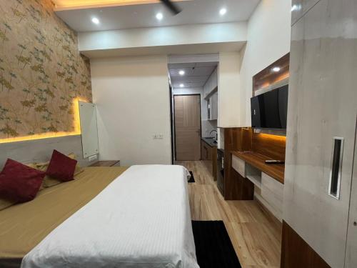 En eller flere senge i et værelse på Orchid suites