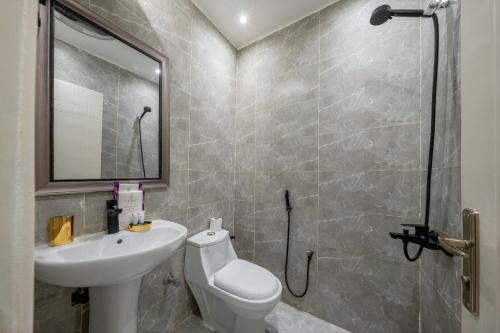 een badkamer met toilet, wastafel en douche bij شقة بطابع انيق بحي الملقا in Riyad