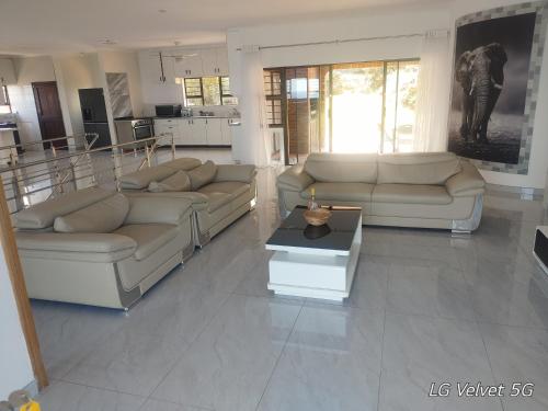 Χώρος καθιστικού στο Ocean View Road Villas