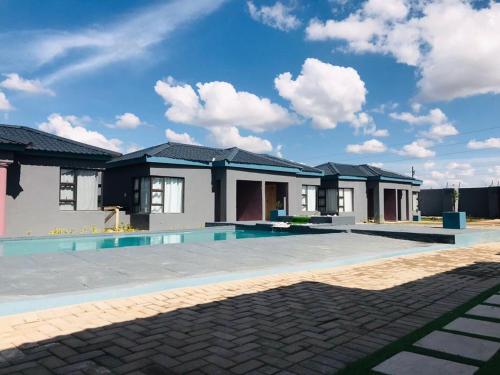 Bazén v ubytování RMB Luxury Lodge nebo v jeho okolí