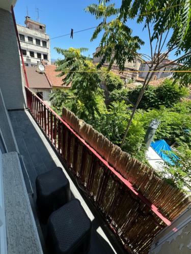 einen Balkon mit einem Zaun und einigen Büschen und Bäumen in der Unterkunft Asmaaltı GUEST HOUSE in Bursa