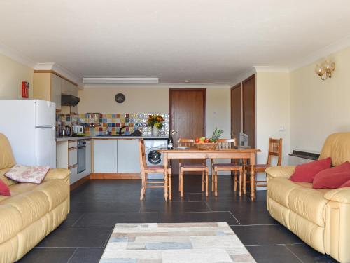 Una sala de estar con dos sofás y una mesa. en Swallows Nest - Uk12085, en Saint Endellion