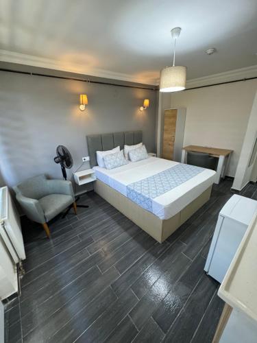 ein Schlafzimmer mit einem großen Bett und einem Stuhl in der Unterkunft Asmaaltı GUEST HOUSE in Bursa