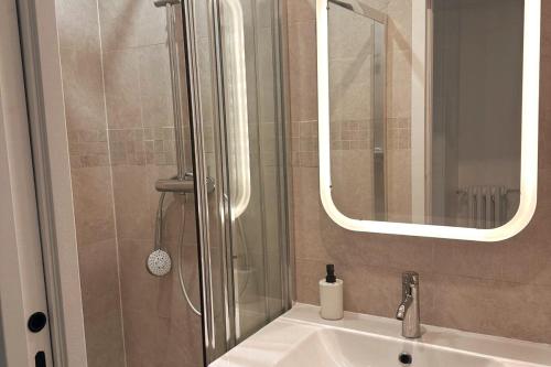 Ένα μπάνιο στο NIA REN Republique