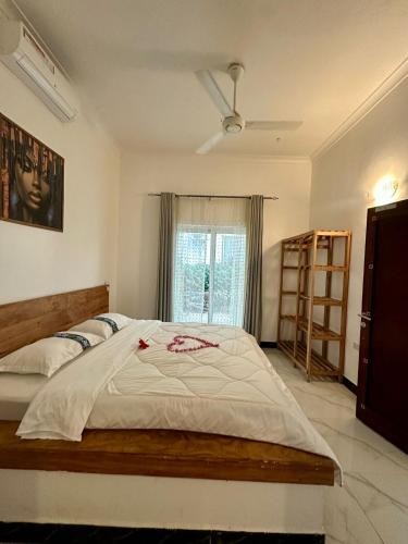 een slaapkamer met een groot bed en een raam bij Active Apartments in Paje