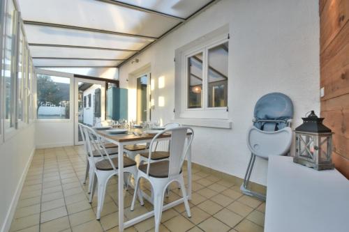 Le Cocon Bleu في Saint-Pierre-en-Port: غرفة طعام بها طاولة وكراسي