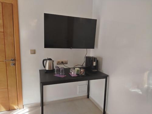 DerouaChambre Aéroport Mohammed 5的壁挂式黑色桌子和平面电视