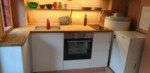 Kuchyň nebo kuchyňský kout v ubytování Cozy bedroom & basement with amenities