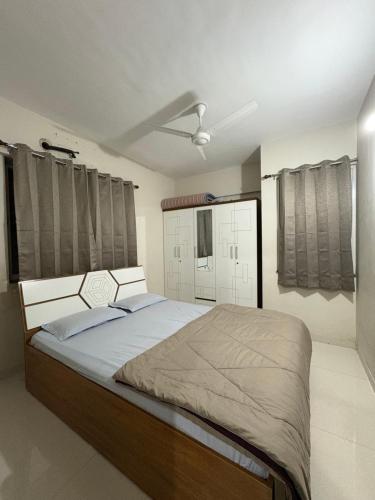 Ένα ή περισσότερα κρεβάτια σε δωμάτιο στο Silver Homes 1bhk Apartment Stay On 7th floor