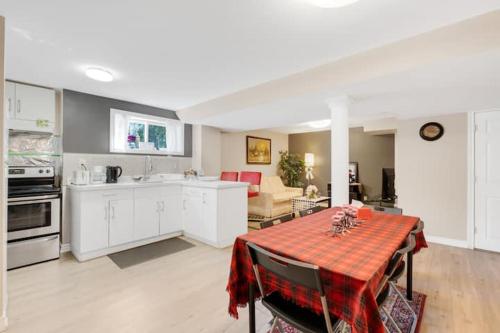 Η κουζίνα ή μικρή κουζίνα στο Cozy Private Basement Suite Beside Plaza Free Parking Walk to Groceries & Dining