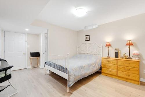 Ένα ή περισσότερα κρεβάτια σε δωμάτιο στο Cozy Private Basement Suite Beside Plaza Free Parking Walk to Groceries & Dining