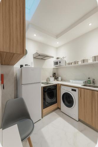 a kitchen with a washing machine and a dishwasher at Magnolia in Rabat