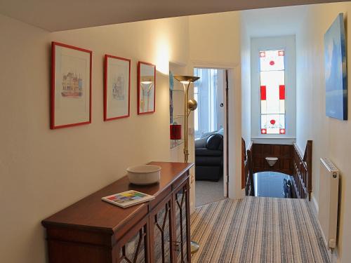 een woonkamer met een tafel en een eetkamer bij Waterside in Fowey