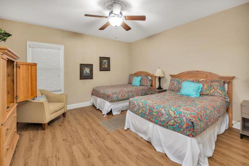 Postel nebo postele na pokoji v ubytování 760 Ocean Blvd. #304