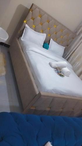 Postel nebo postele na pokoji v ubytování Kenmire Homes Airbnbs, Your Key to Comfort