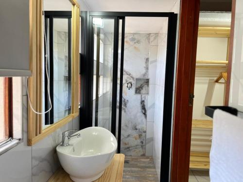 Et badeværelse på Stratfords Guest Suites