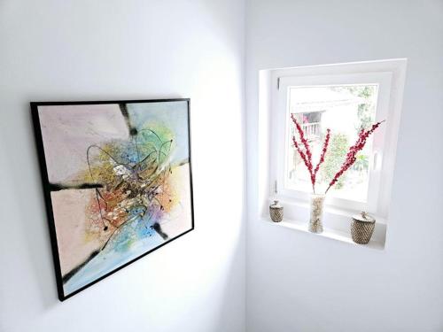 un marco de imagen en una pared junto a una ventana en Apartment 5 Pers Natur León, en Villafañé