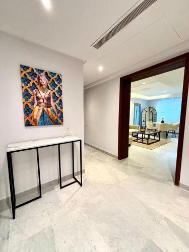 a living room with a painting on the wall at Le somptueux du lac 2 in El Aouina Station