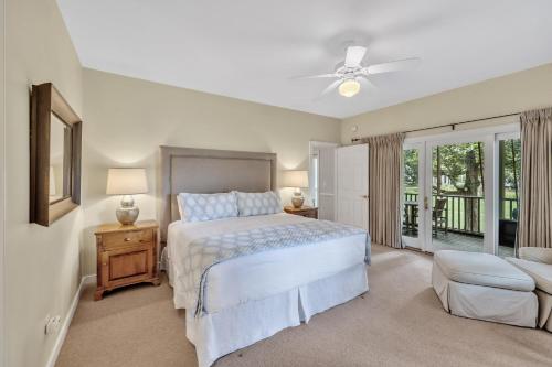 Un dormitorio grande con una cama y una ventana. en SM07: 7 Silver Moss, en Kiawah Island